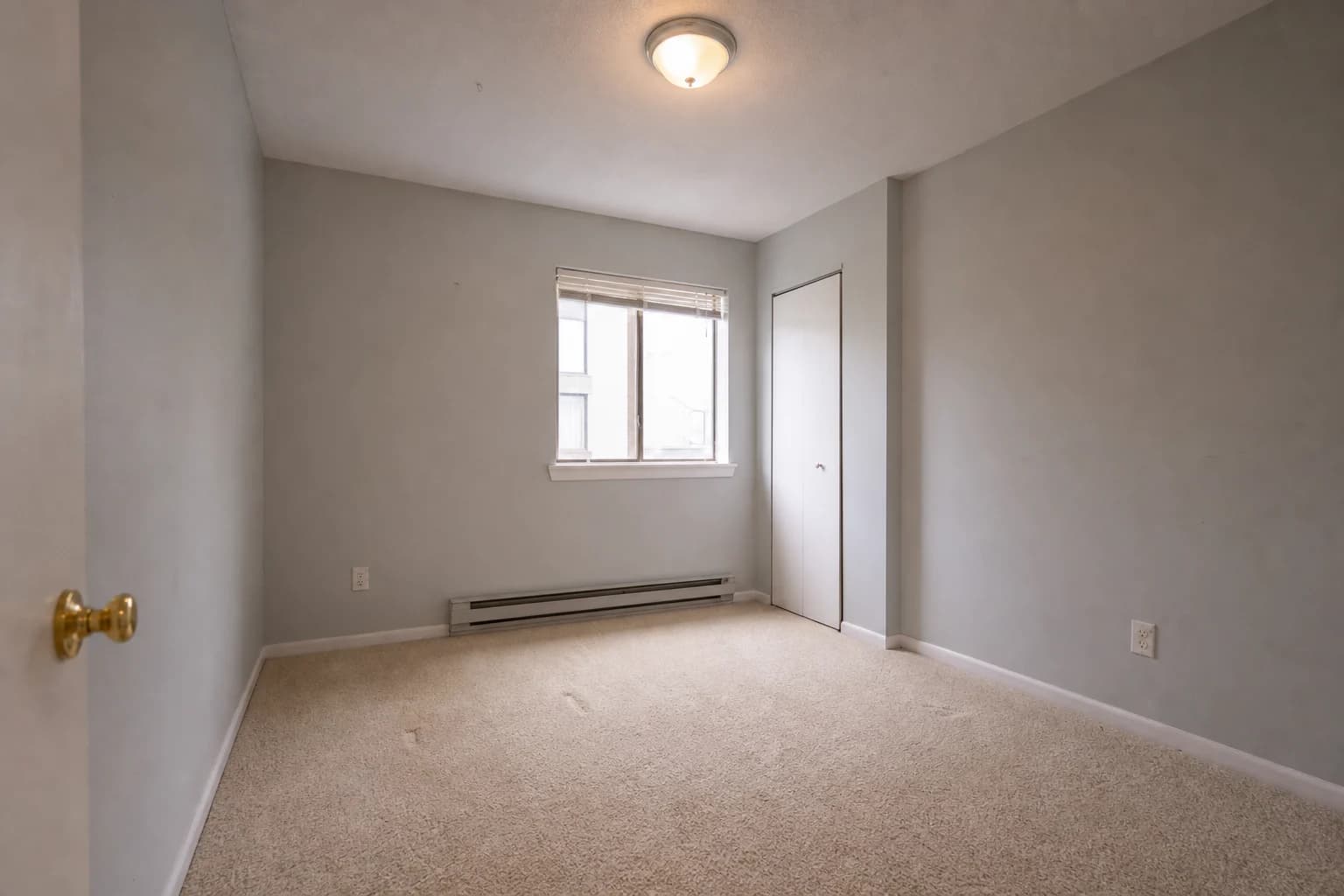 VS-02 Small bedroom source before virtual staging